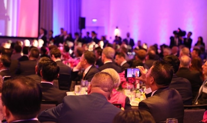 當地時間11月15日晚，國家主席習近平在美國舊金山出席美國友好團體聯合舉行的歡迎宴會。在熱烈的掌聲中，習近平發(fā)表重要演講。圖為參加晚宴人士認真聆聽演講。人民日報記者 李志偉 攝