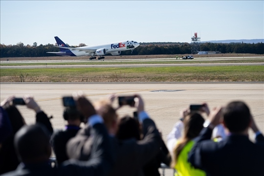 2023年11月8日，運(yùn)送大熊貓的專機(jī)從美國弗吉尼亞州的華盛頓杜勒斯國際機(jī)場起飛。旅居美國的大熊貓“美香”“添添”和它們在華盛頓出生并長大的雄性幼崽“小奇跡”當(dāng)天啟程返回中國。新華社記者 劉杰攝