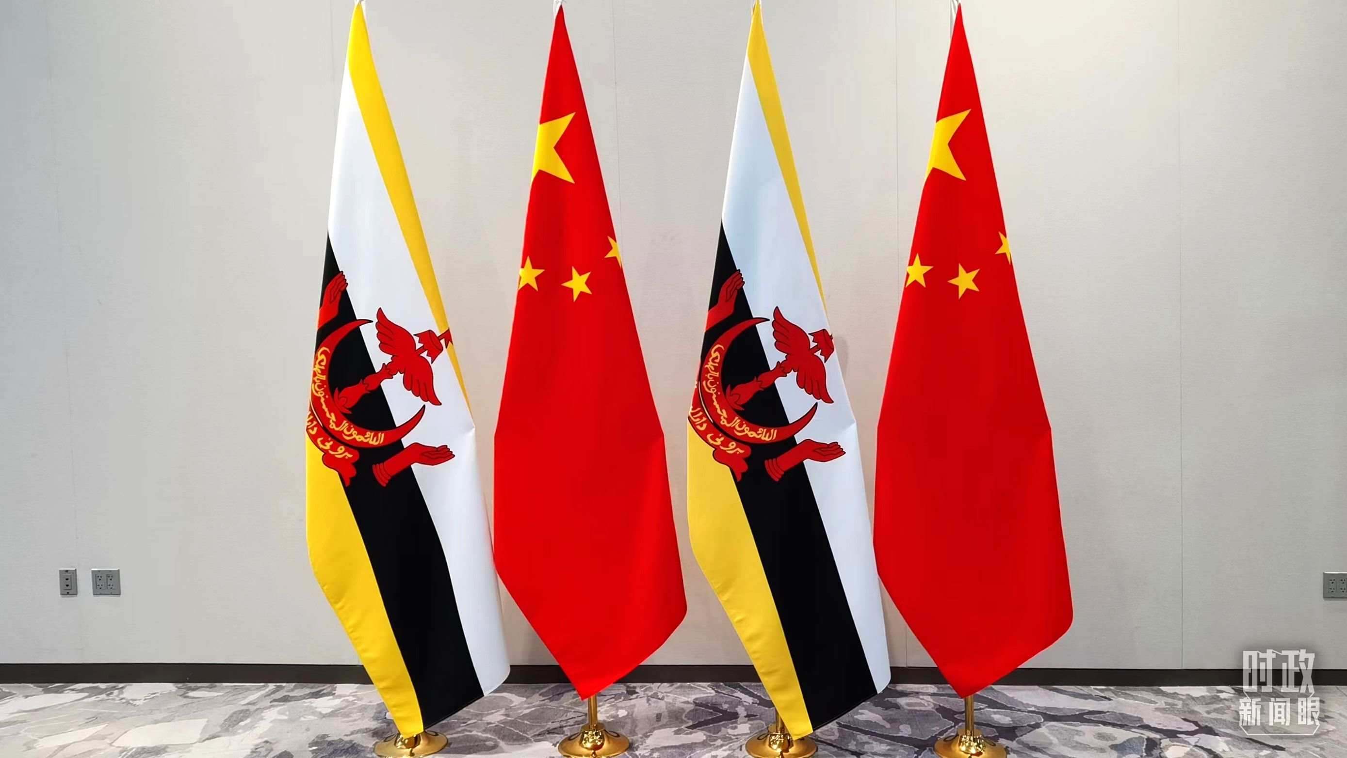 △會談現(xiàn)場的中文兩國國旗。（總臺央視記者郭鴻拍攝）