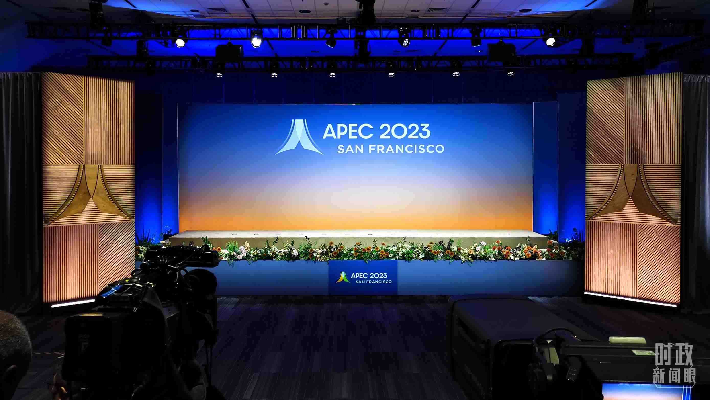 △16日，APEC領(lǐng)導(dǎo)人同東道主嘉賓在對話會前集體合影，圖為記者們在等待合影開始。（總臺央視記者石偉明拍攝）