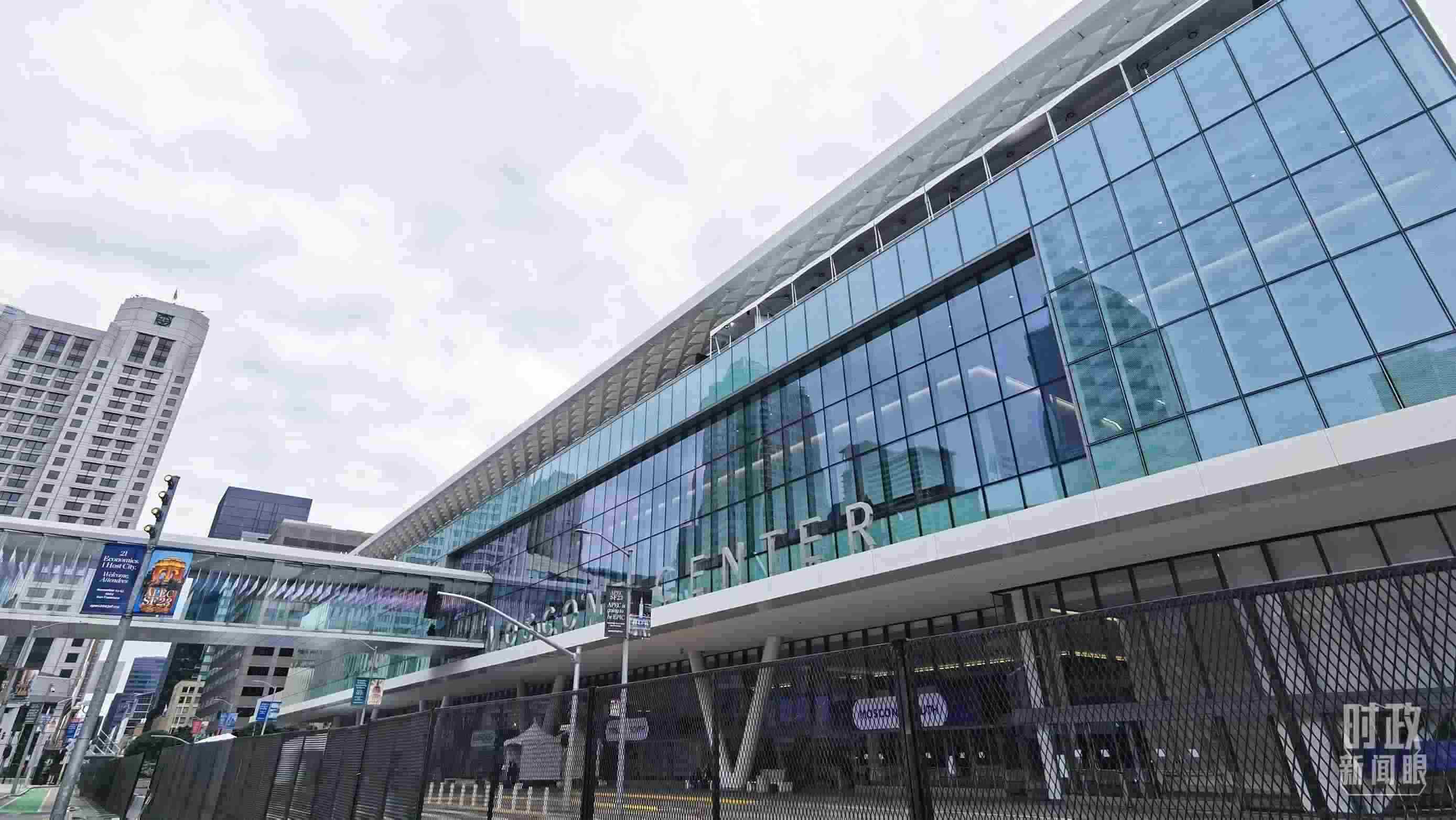 △美國舊金山，莫斯康中心，APEC第三十次領(lǐng)導(dǎo)人非正式會議在這里舉行。（總臺央視記者曹亞星拍攝）