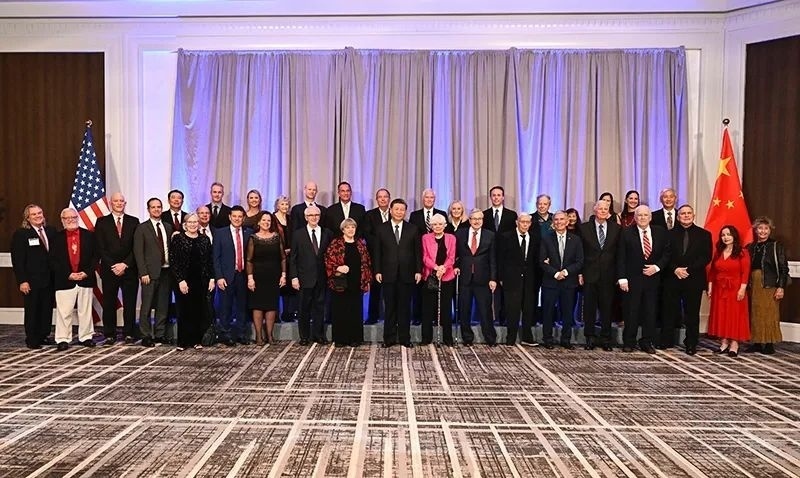 △宴會(huì)開始前，習(xí)近平主席會(huì)見飛虎隊(duì)和史迪威將軍后人、鼓嶺、艾奧瓦州、華盛頓州等方面友好人士代表，同他們親切交談并合影留念。