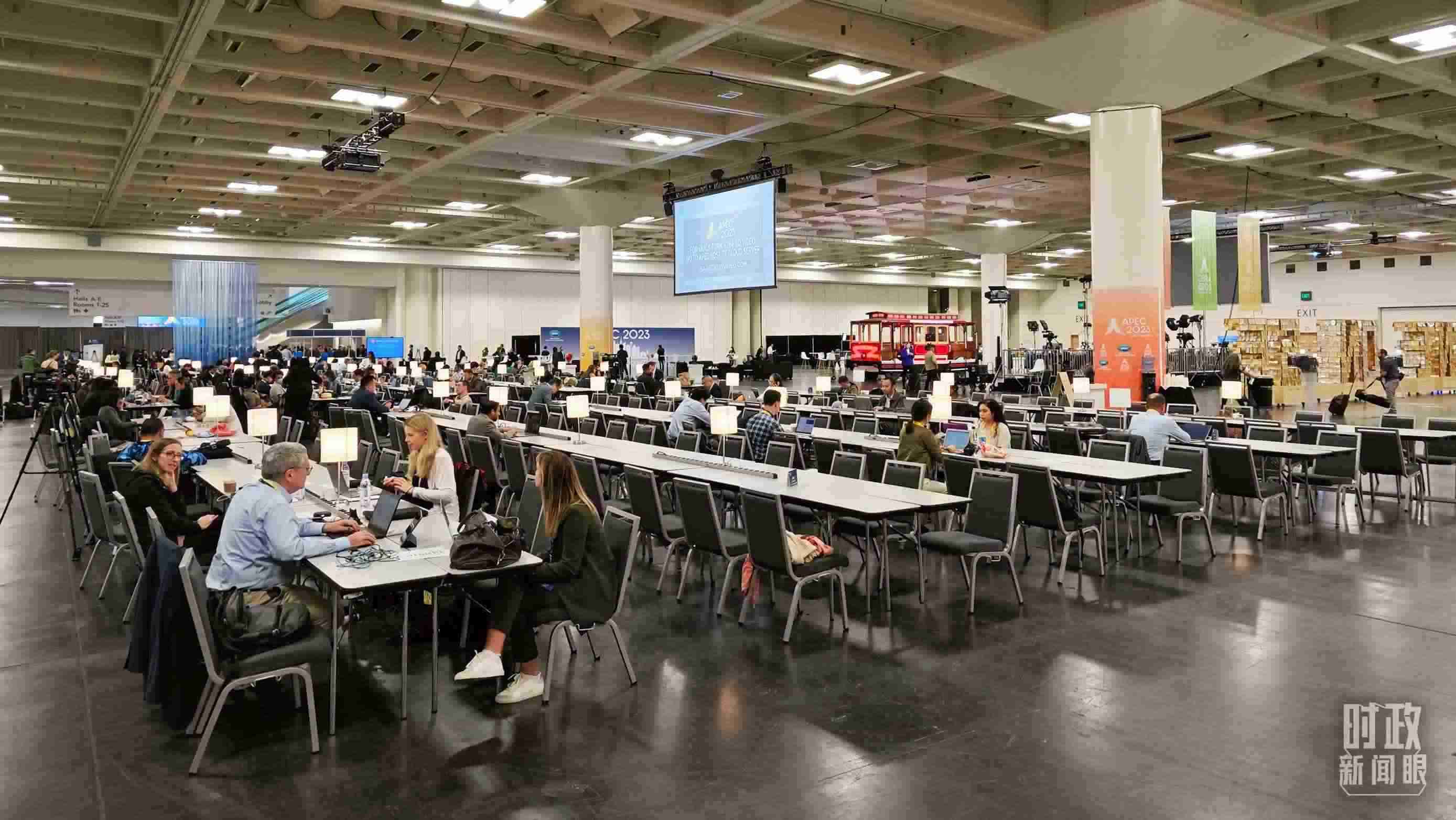 △APEC會議國際媒體中心，各國記者正在工作。（總臺央視記者王哈男拍攝）