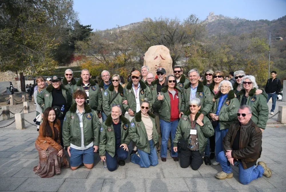 △2023年10月29日，飛虎隊(duì)老兵莫耶一行人在北京八達(dá)嶺長(zhǎng)城合影留念。