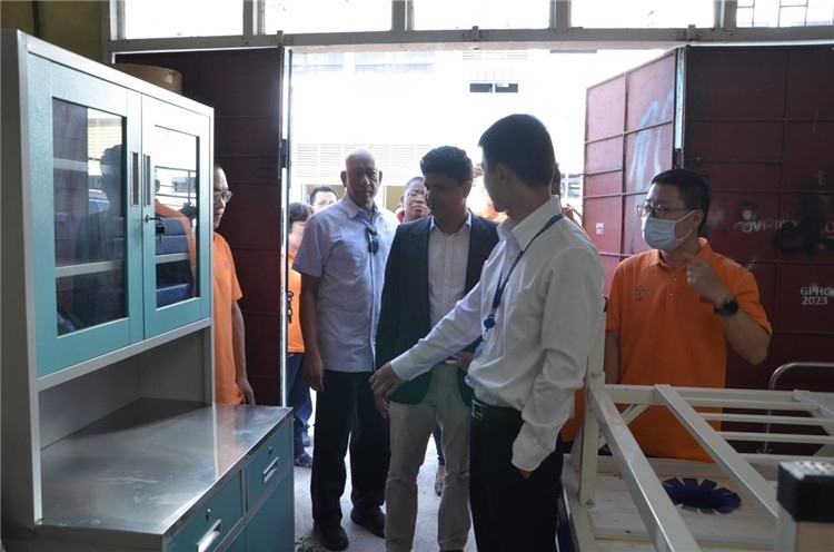 喬治敦公立醫(yī)院執(zhí)行院長接收捐贈物資。第十九期中國援圭亞那醫(yī)療隊供圖