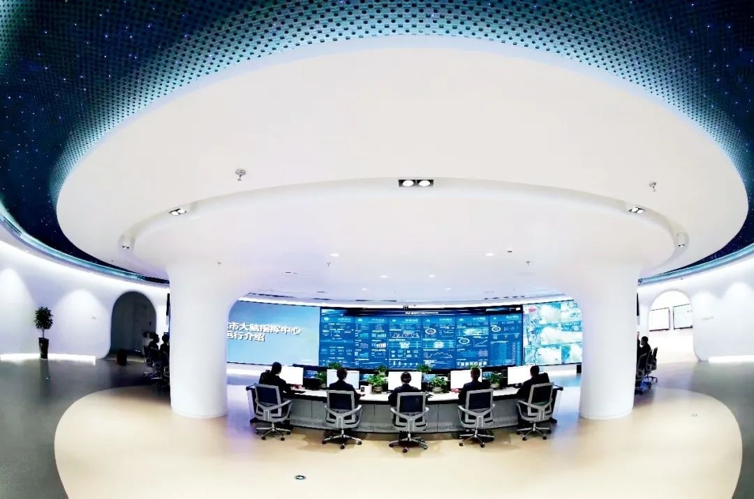 2021年2月2日，江西省撫州市東鄉(xiāng)區(qū)城市大腦指揮中心，工作人員通過城市大腦指揮平臺實(shí)時(shí)監(jiān)控、抓取、分析相關(guān)案件。