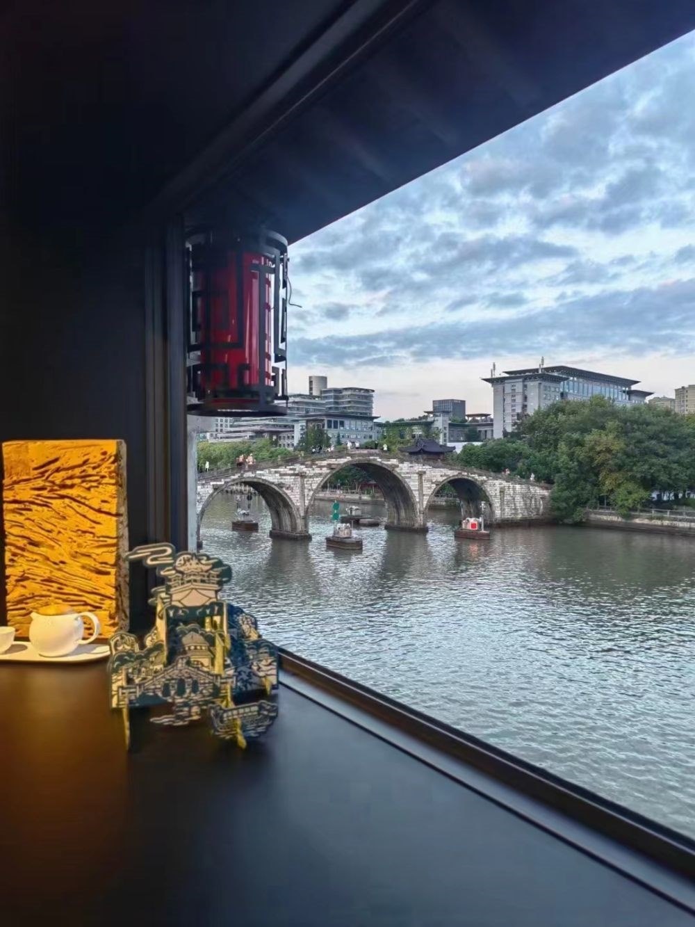 文創(chuàng)產品與拱宸橋。（受訪者供圖）