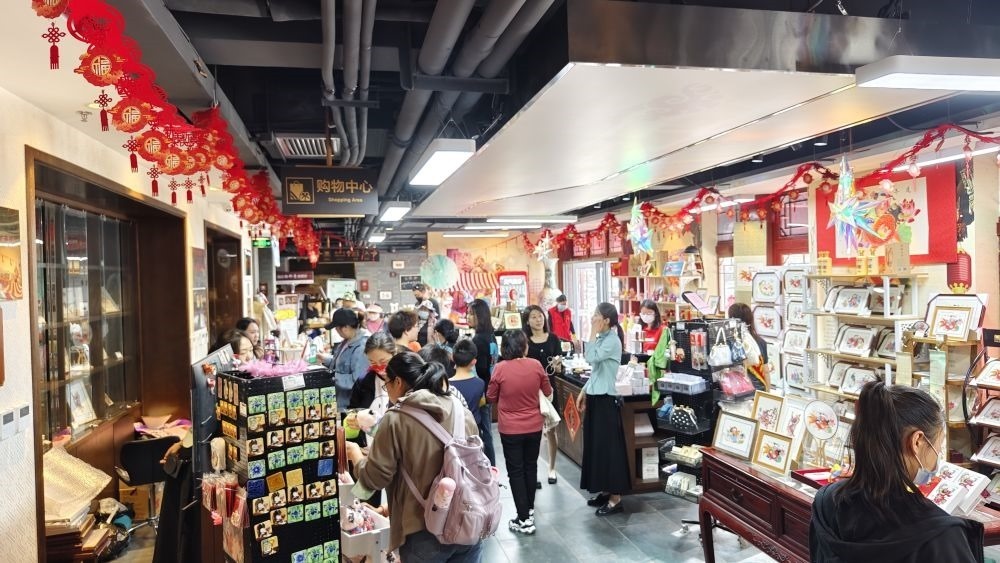 游客在天津市西青區(qū)楊柳青民俗文化館游覽。（新華社記者宋瑞 攝）