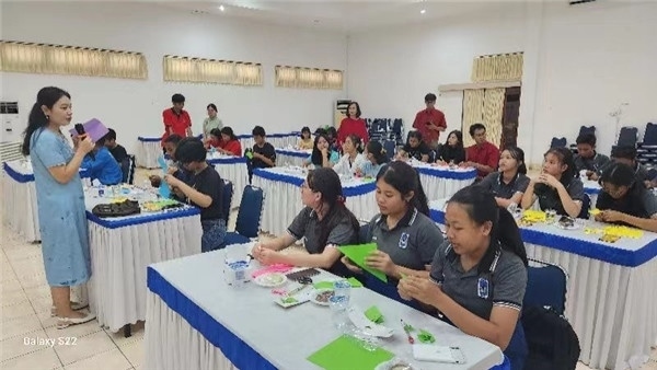 巴陵康孔子學(xué)院中方院長朱敏霞講解中國的二十四節(jié)氣。主辦方供圖