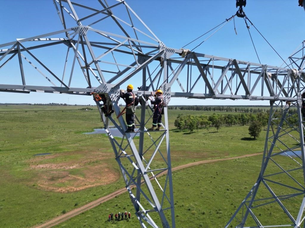 這是2023年11月15日拍攝的位于烏拉圭派桑杜省烏拉圭500千伏輸變電環(huán)網(wǎng)閉合項目施工現(xiàn)場。