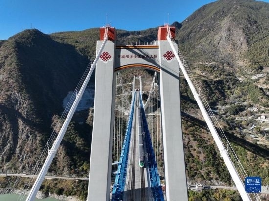 11月25日，列車通過麗香鐵路金沙江特大橋（無人機照片）。