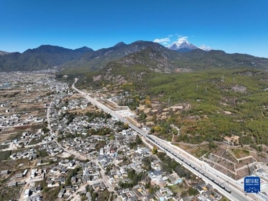 11月25日在麗江市境內(nèi)拍攝的即將開通的麗香鐵路（無人機照片）。