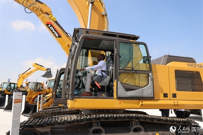 嘉賓參觀體驗山東重工產(chǎn)品。人民網(wǎng)記者 任皓宇攝