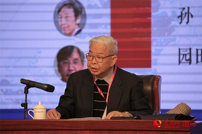 北京外國語大學(xué)北京日本學(xué)研究中心原主任嚴(yán)安生發(fā)表主旨演講。人民網(wǎng)記者 張麗婭攝