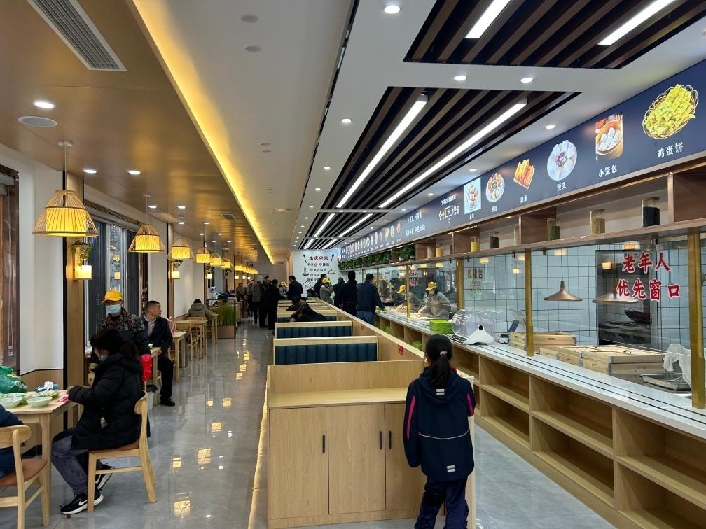 位于安徽合肥市瑤海區(qū)和平路街道綠苑社區(qū)的社區(qū)老年大食堂。（綠苑社區(qū)供圖）