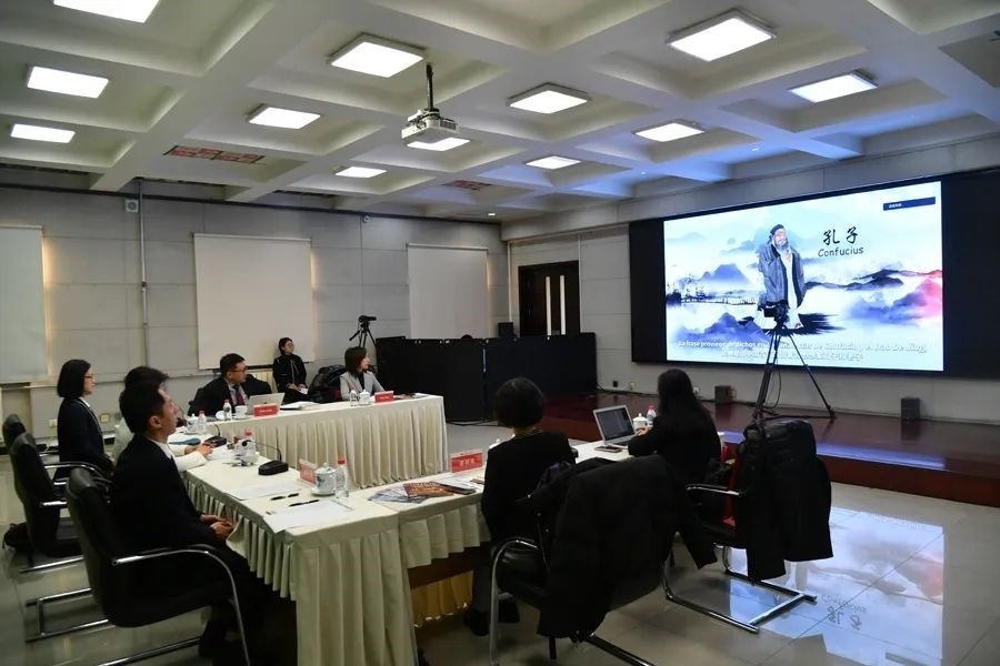 與會嘉賓觀看由美洲中心策劃制作的“一帶一路”主題視頻節(jié)目《習(xí)語用典——大道不孤 眾行致遠(yuǎn)》。