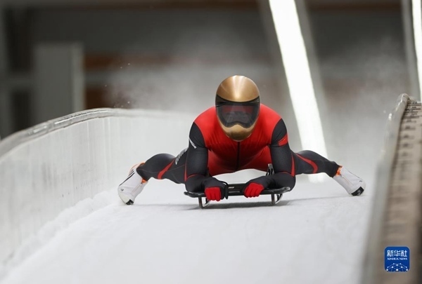 11月25日，天津隊選手閆文港在比賽中抵達終點。新華社記者 王楷焱 攝