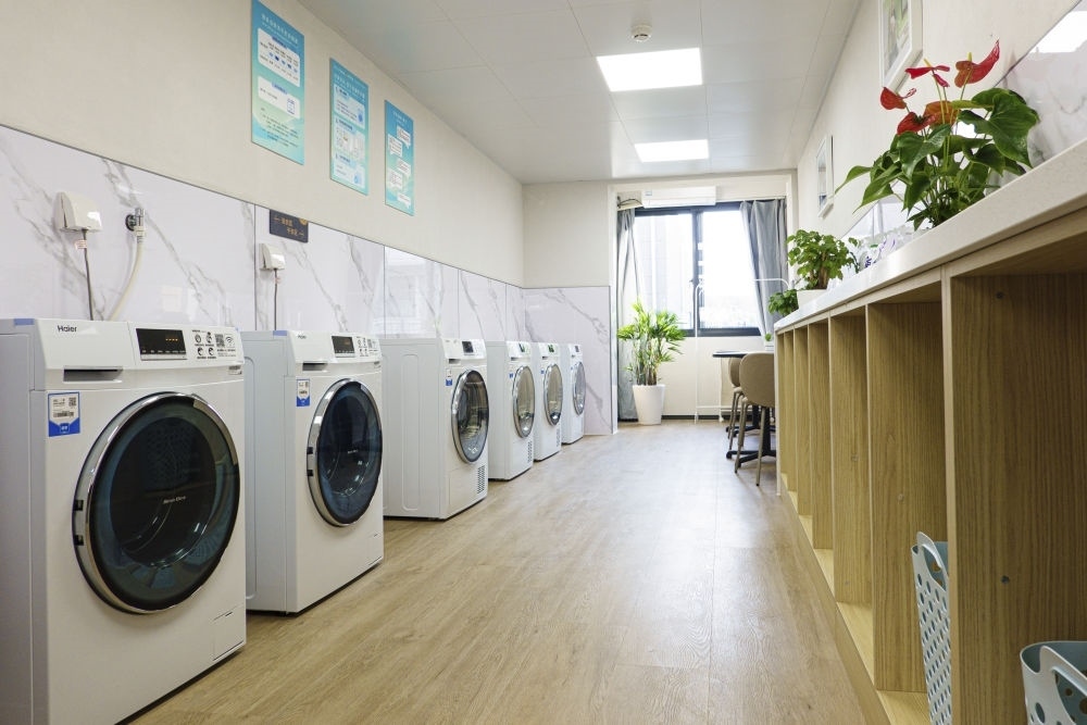 閔行區(qū)新時代城市建設者管理者之家的共享廚房和共享洗衣房。