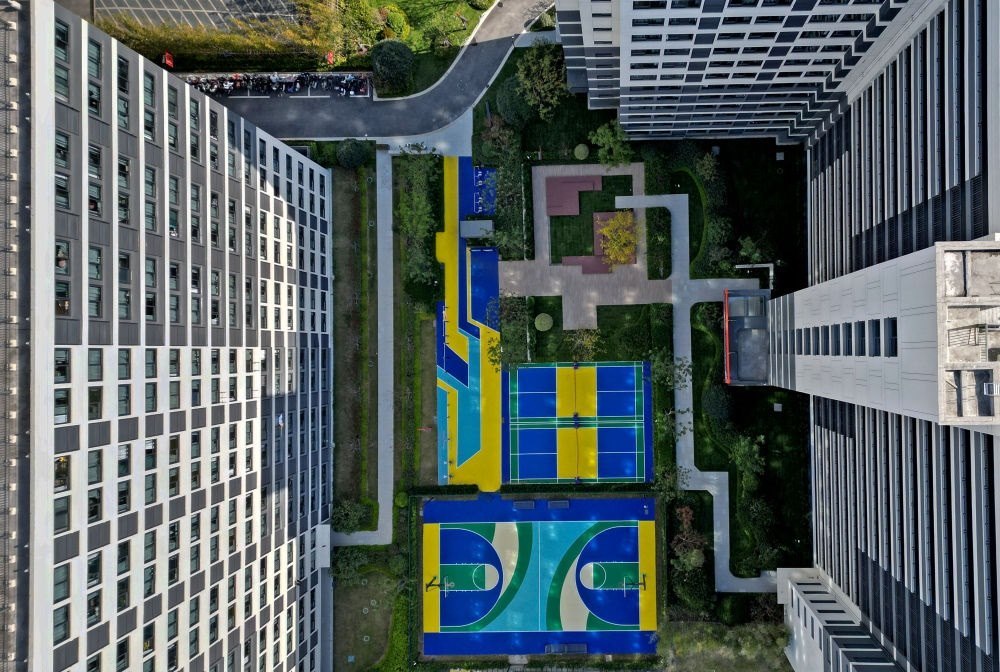 社區(qū)內的運動場地設施（無人機照片）。