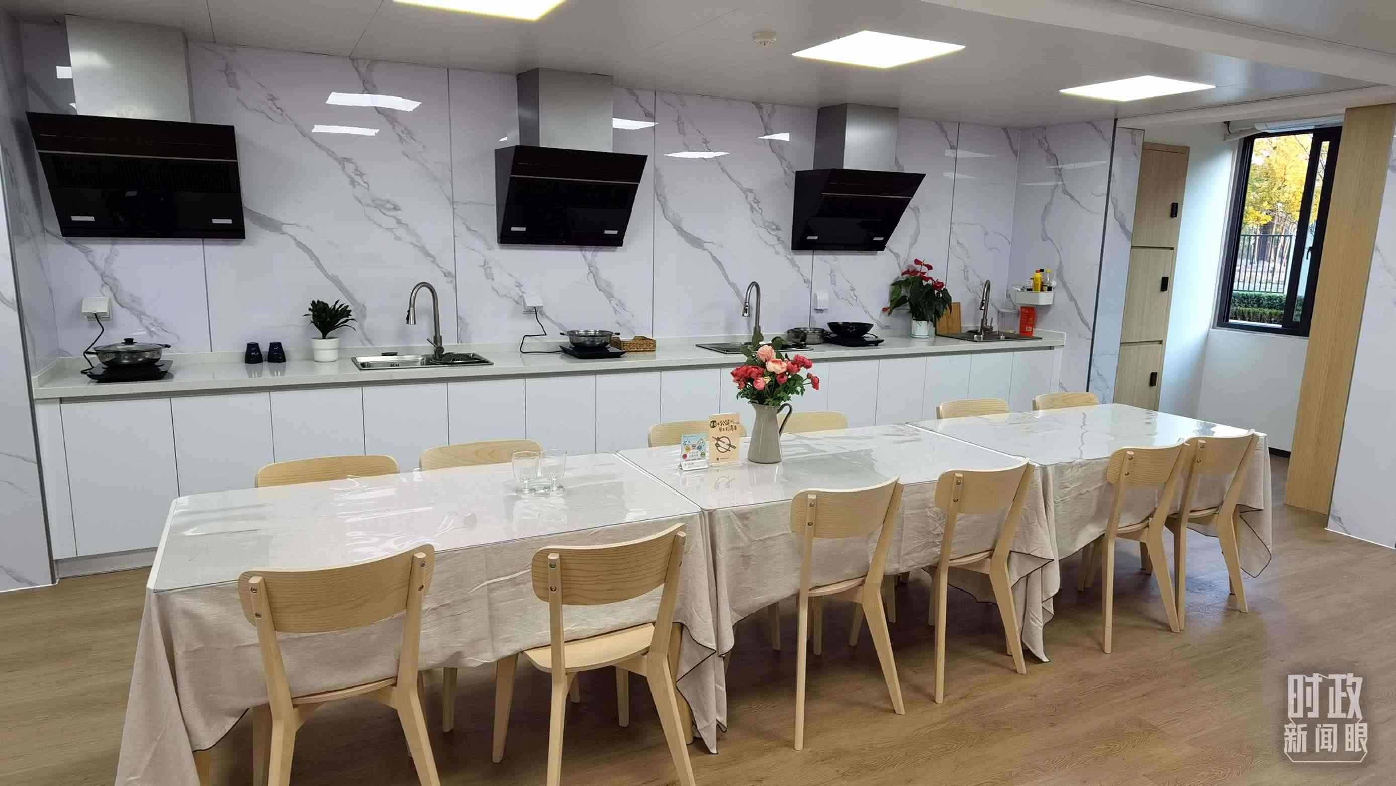 △閔行區(qū)新時(shí)代城市建設(shè)者管理者之家內(nèi)的共享廚房。（總臺(tái)央視記者郭鴻拍攝）