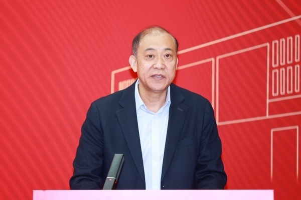 《教育踐悟錄》作者、中央財經(jīng)大學(xué)黨委書記何秀超。受訪者供圖