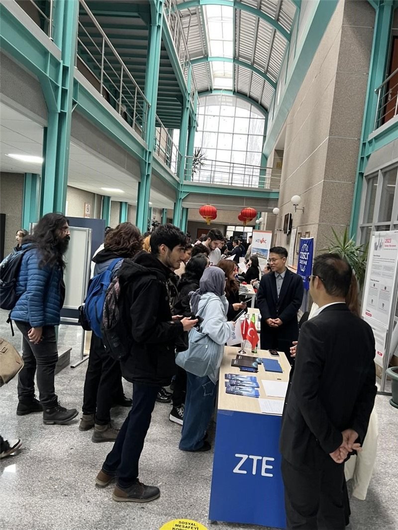 土耳其大學生在中企展臺交流。主辦方供圖