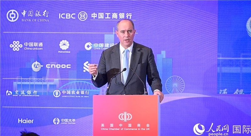 英國商業(yè)貿(mào)易部國務(wù)大臣（投資大臣）多米尼克·約翰遜與會。人民網(wǎng) 郭錦標(biāo)攝