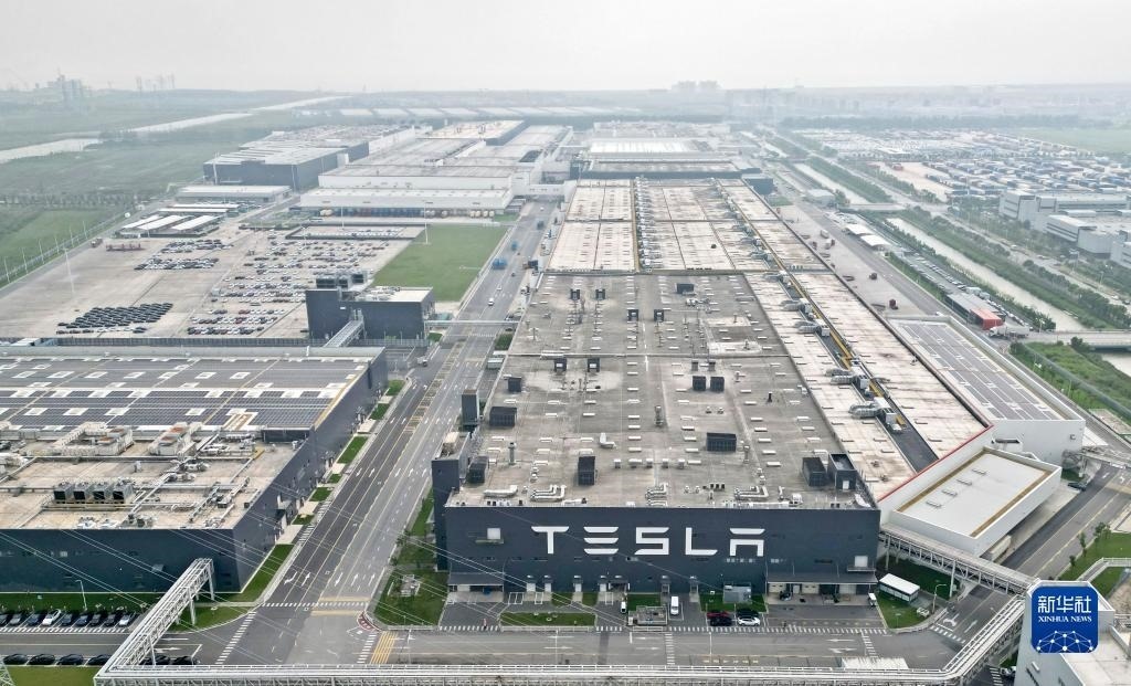 這是在中國（上海）自由貿(mào)易試驗區(qū)臨港新片區(qū)拍攝的特斯拉上海超級工廠（2023年9月26日攝，無人機照片）。新華社記者 劉穎 攝
