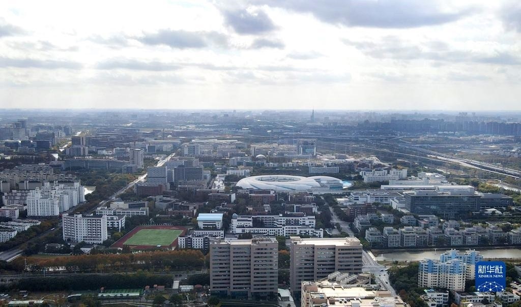 這是2023年11月25日在上海浦東新區(qū)張江科學(xué)城拍攝的形如鸚鵡螺的大科學(xué)裝置上海光源（中）（無人機照片）。新華社記者 方喆 攝