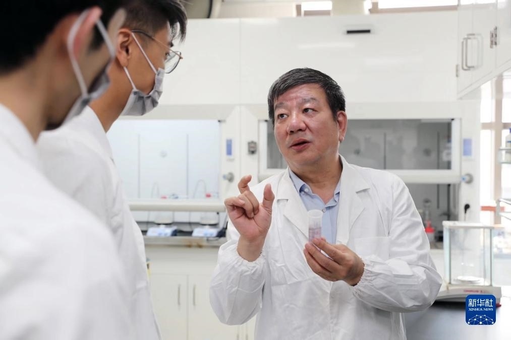 中國科學(xué)院院士、國家自然科學(xué)獎一等獎得主趙東元在復(fù)旦大學(xué)實驗室里指導(dǎo)學(xué)生（2023年9月2日攝）。新華社記者 劉穎 攝