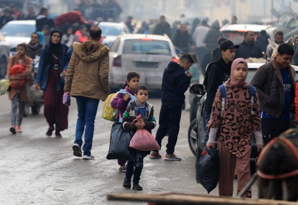 12月1日，在加沙地帶南部城市汗尤尼斯，人們在以軍恢復(fù)軍事行動后逃離家園。新華社發(fā)（亞西爾·庫迪攝）