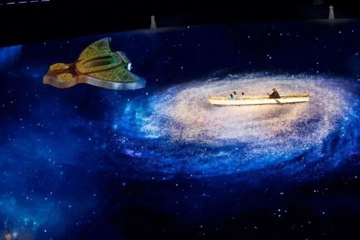 杭州第4屆亞殘運(yùn)會(huì)閉幕式上，吉祥物飛飛幻化回良渚玉鳥的模樣，盤旋于夜色之中。記者 倪雁強(qiáng) 董旭明 攝