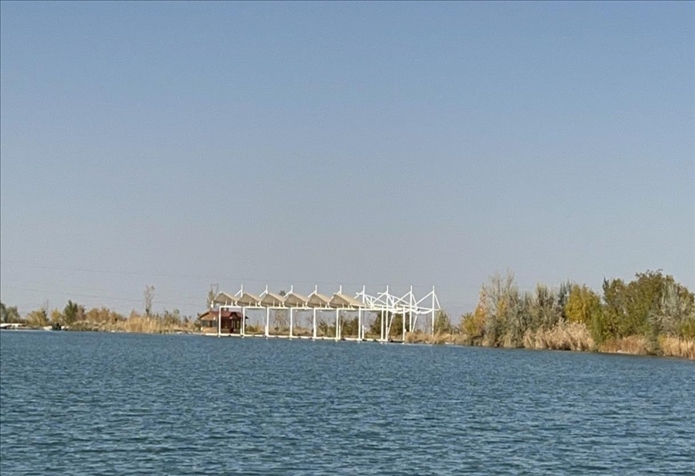 2023年11月1日，督察組拍攝到弱水花海景區(qū)建有人工湖及水上游樂設(shè)施。（中央第四生態(tài)環(huán)境保護(hù)督察組供圖）