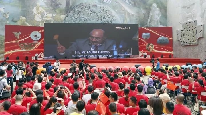 2019年7月6日，杭州市民揮舞國(guó)旗慶祝良渚古城遺址獲準(zhǔn)列入世界遺產(chǎn)名錄。記者 吳煌 倪雁強(qiáng) 攝