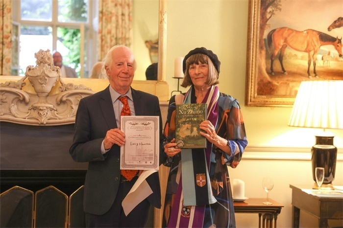 艾倫·麥克法蘭教授為漢密爾頓頒發(fā)文學類終身成就獎。雨珊攝