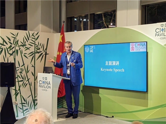 意大利都靈理工大學(xué)終身教授岡特·鮑利發(fā)言。COP28中國角供圖