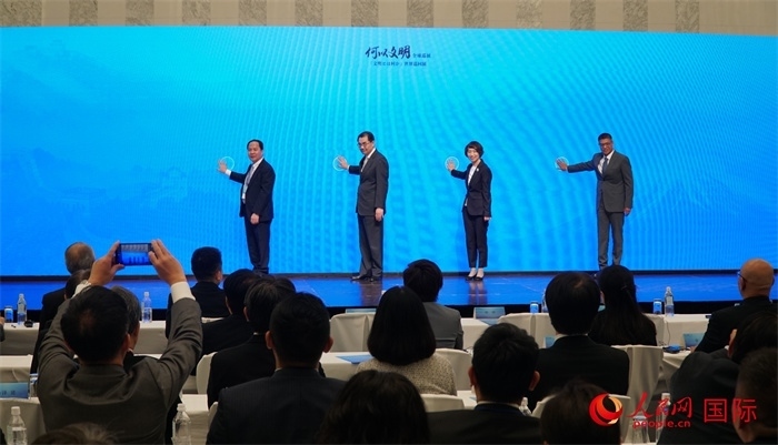 嘉賓共同啟動“何以文明”日本特展體驗暨2024年總臺春晚宣介區(qū)。人民網(wǎng) 蔣曉辰攝