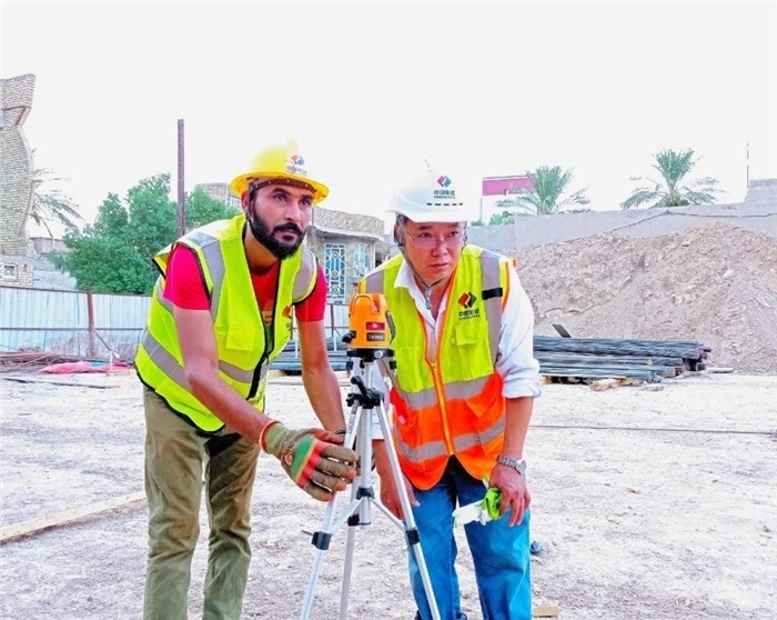 中伊工人在施工中。中國(guó)電建供圖