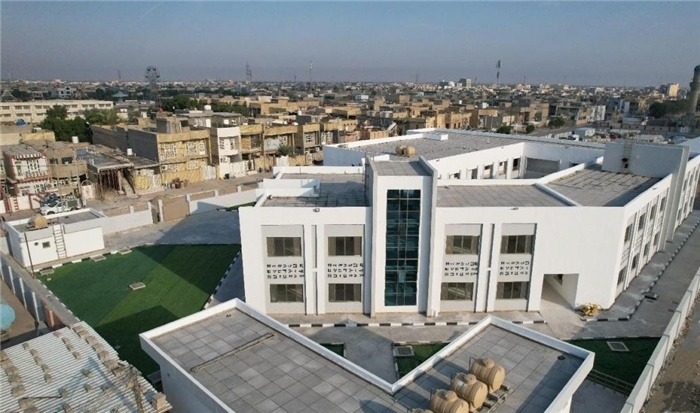 已經(jīng)完工的伊拉克瓦西特省第20號(hào)學(xué)校。該學(xué)校為合院式全功能建筑，包括教學(xué)樓，圖書(shū)室，實(shí)驗(yàn)室，保衛(wèi)室等。 趙沖攝