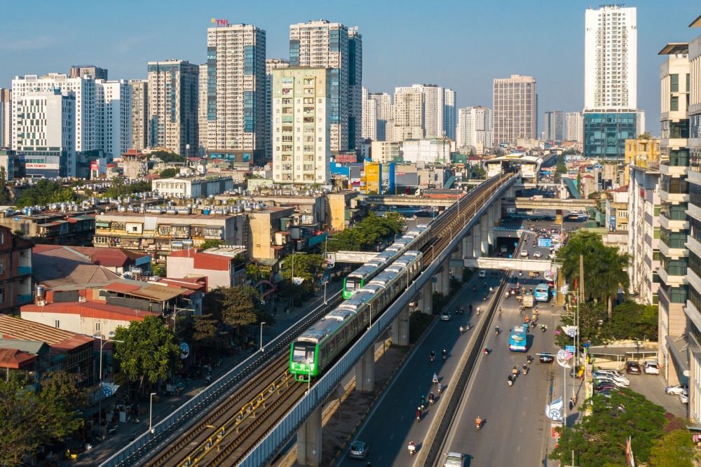 2021年12月1日，在越南首都河內(nèi)，列車在吉靈-河?xùn)|輕軌線上行駛。新華社發(fā)（中鐵六局河內(nèi)輕軌項(xiàng)目部供圖）