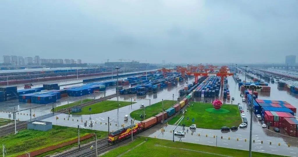 △2023年9月28日，中歐班列長安號第20000列從陜西西安國際港站開出。