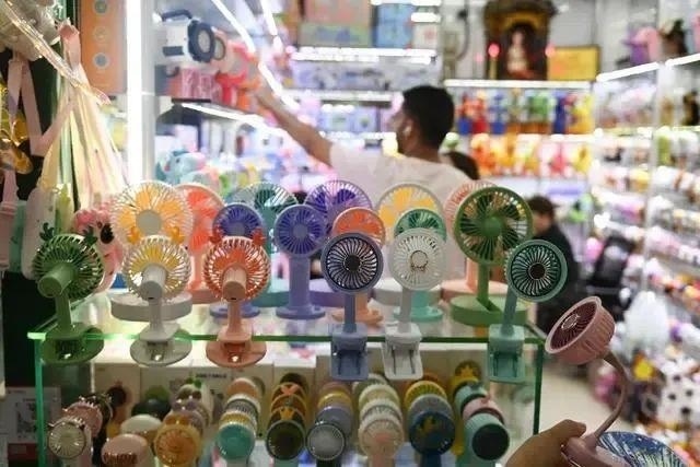 △近期，客商在浙江義烏國際商貿(mào)城采購商品。