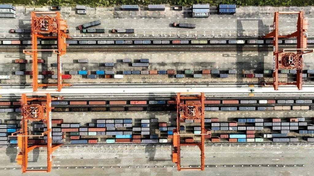 △2023年11月12日，火車在廣西欽州港碼頭裝運集裝箱。