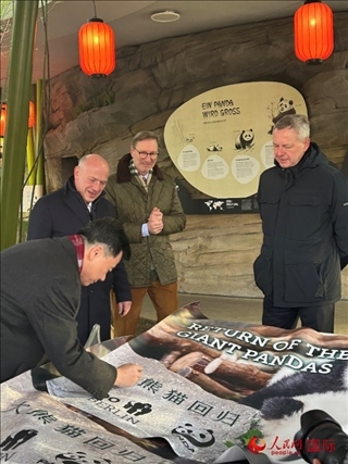 吳墾大使簽名。人民網(wǎng)記者 徐馨攝