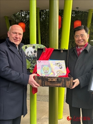吳墾大使和韋格納市長手捧德國兒童為“夢想”“夢圓”準備的手繪“送別大禮包”。人民網(wǎng)記者 徐馨攝