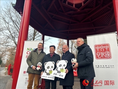 中國文化中心組織的主題活動現(xiàn)場。從左至右依次為柏林動物園園長克尼里姆、中國駐德國大使吳懇、柏林市長韋格納、柏林動物園監(jiān)事會主席布魯克曼。人民網(wǎng)記者 徐馨攝