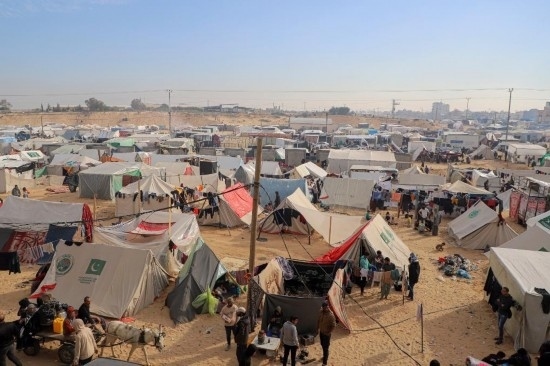  這是12月8日在加沙地帶南部城市拉法拍攝的臨時營地。新華社發(fā)（里澤克·阿卜杜勒賈瓦德攝）