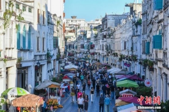 圖為?？隍T樓老街游客如織。 <a target='_blank' href='/' ><p align=