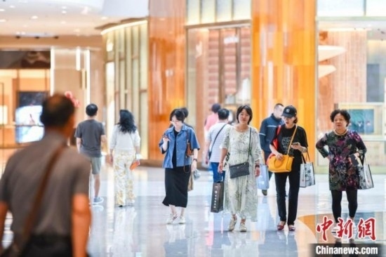 圖為顧客在cdf海口國際免稅城內(nèi)選購商品。<a target='_blank' href='/' ><p align=