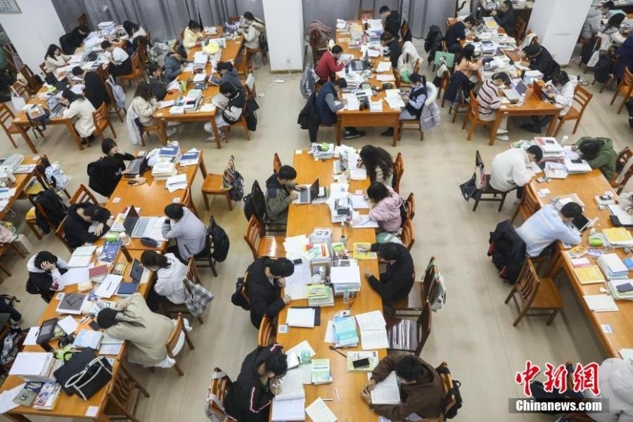 資料圖：眾多考研學(xué)生在南昌大學(xué)圖書館的自習(xí)室內(nèi)復(fù)習(xí)備考。劉力鑫 攝